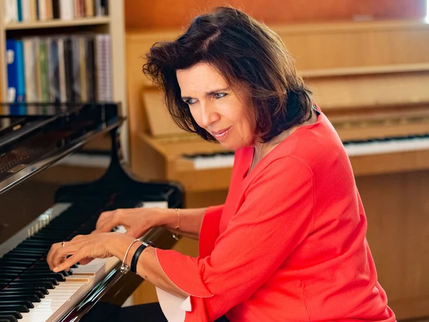 Susi-Weiss-Piano.jpg Pianistin im roten Oberteil am Flügel