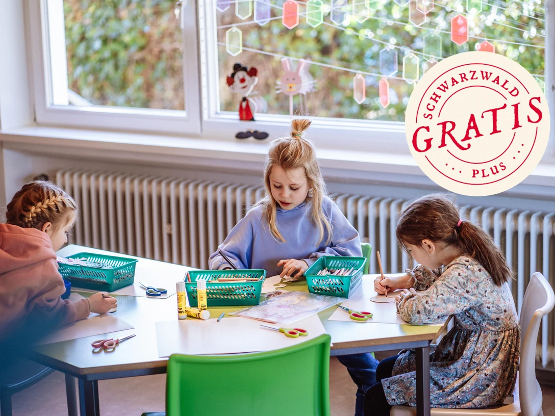 Kinder basteln in Murgels Spielhaus
