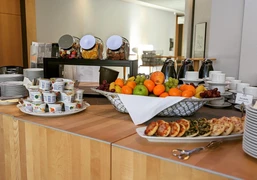 Kaffeepause Kaffeepause mit Obst, Joghurt, Pizzabrötchen und Süßigkeiten auf dem TischCoffee break with fruit, yogurt, pizza rolls and sweets on the table