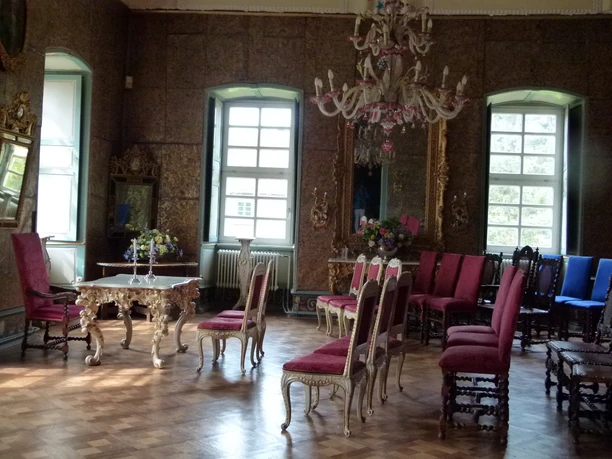 Trauzimmer Schloss Wehrden Historischer Raum mit edlen Möbeln und Kronleuchter, perfekt für Hochzeitszeremonien geeignet.