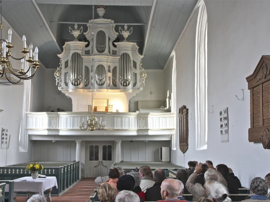 Kirche Groothusen Innenraum der evangelisch-reformierten Kirche Groothusen mit Empore, Orgel und Besuchenden.