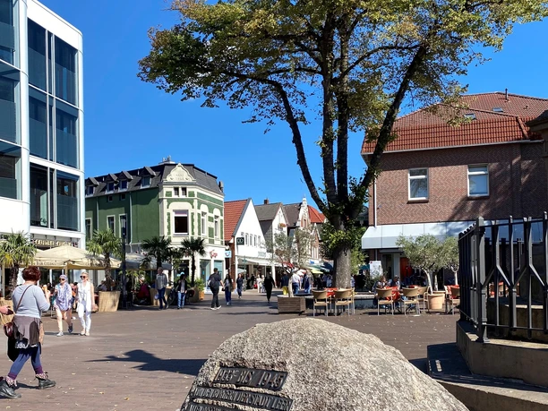 Fußgängerzone Mühlenstraße Stadt Leer Das Bild zeigt die Fußgängerzone in der Mühlenstraße Stadt Leer