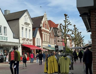 Innenstadt Fußgängerzone Stadt Leer People are strolling through the pedestrian zone on Mühlenstraße in the city of Leer