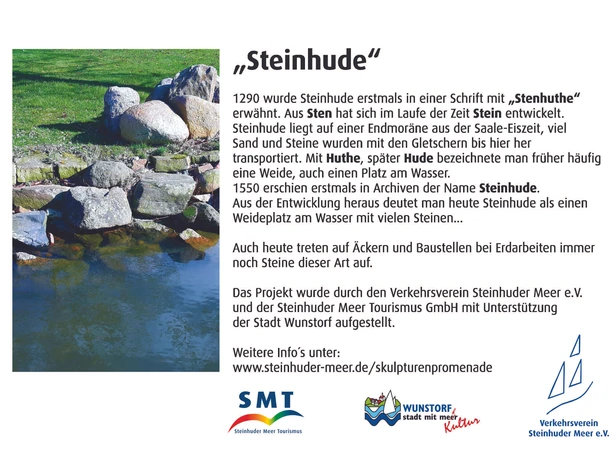 "Steinhude" Eine grüne Landschaft mit einem sanft fließenden Bach und Steinen im Vordergrund, umgeben von Gras.