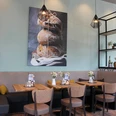 Das Bild zeigt Sitzmöglichkeiten im Café-Bereich.