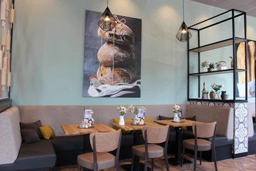 Kutenhausen.JPG Das Bild zeigt Sitzmöglichkeiten im Café-Bereich.