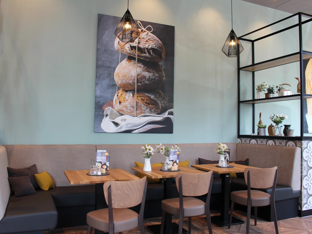 Kutenhausen.JPG Das Bild zeigt Sitzmöglichkeiten im Café-Bereich.