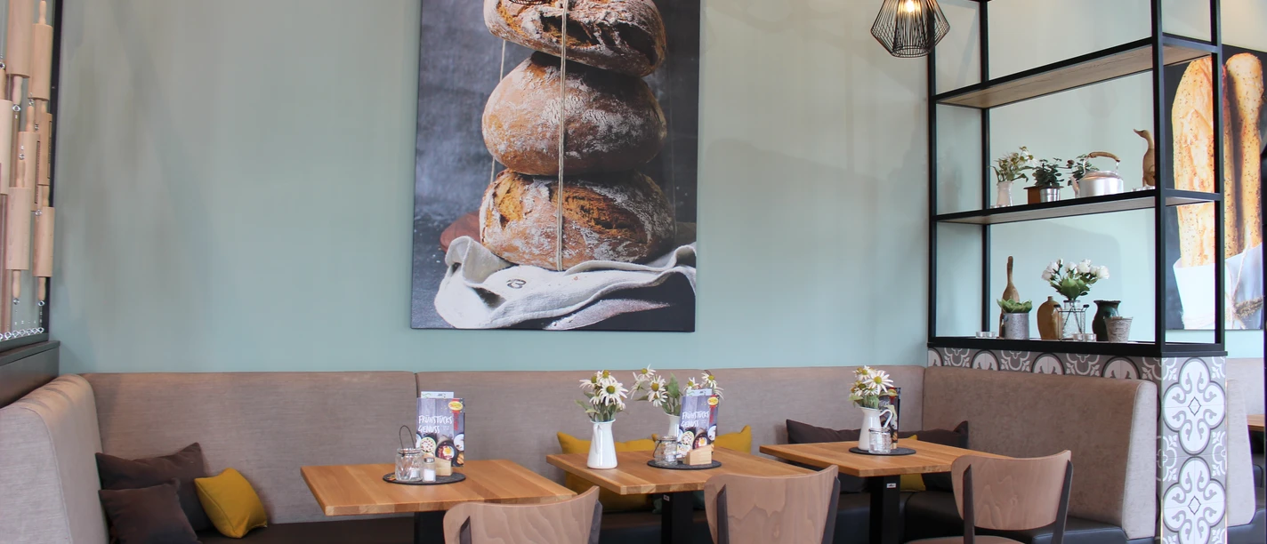 Kutenhausen.JPG Das Bild zeigt Sitzmöglichkeiten im Café-Bereich.