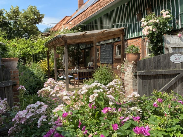 Eingang zum Café Eingang zum Café mit blühendem Sommergarten