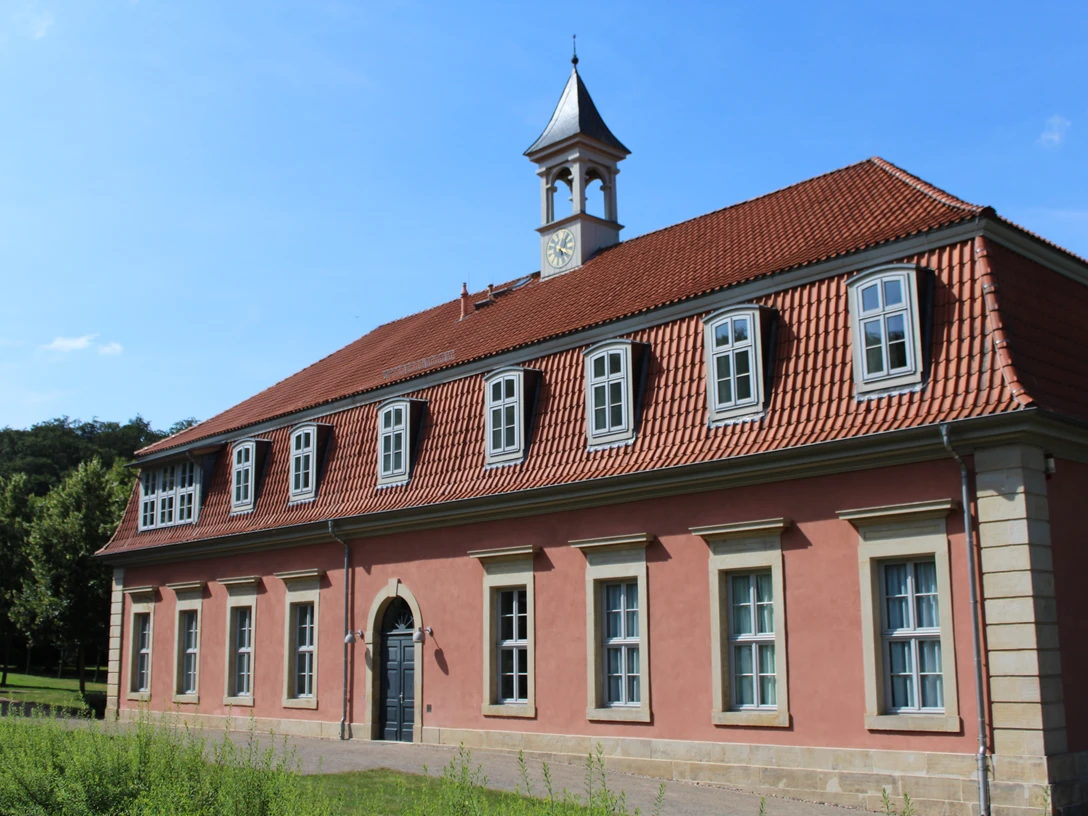 Heimatmuseum Rehburg Heimatmuseum Rehburg: Historisches Gebäude mit rotem Ziegeldach, Uhrturm und klassizistischer Fassade.