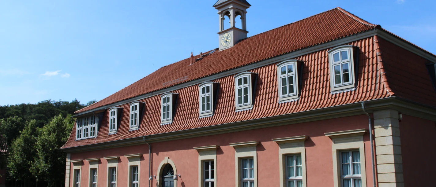 Heimatmuseum Rehburg Heimatmuseum Rehburg: Historisches Gebäude mit rotem Ziegeldach, Uhrturm und klassizistischer Fassade.