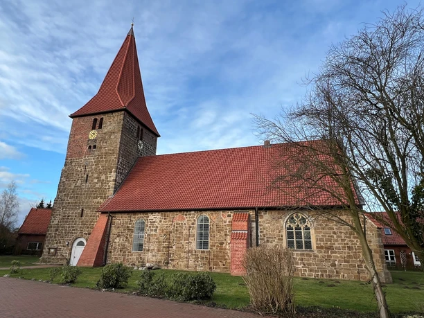 St. Bartholomäus Kirche Balge Die St. Bartholomäus Kirche in Balge aus rotem Backstein mit markantem Turm und roten Dachziegeln.