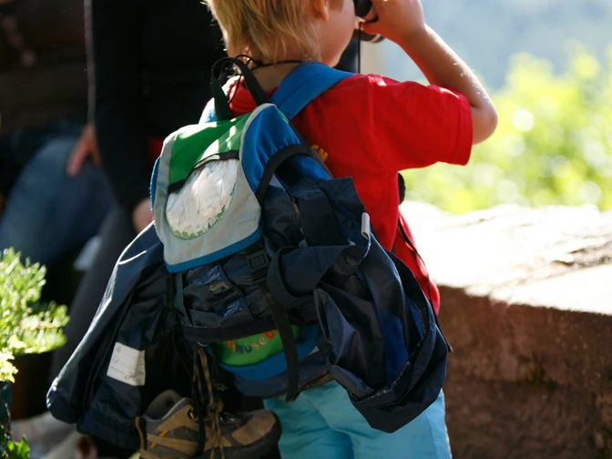 Kleiner Wanderer bei Schloss Eberstein