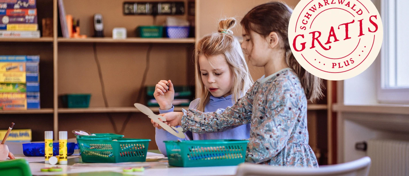 Kinder basteln in Murgels Spielhaus
