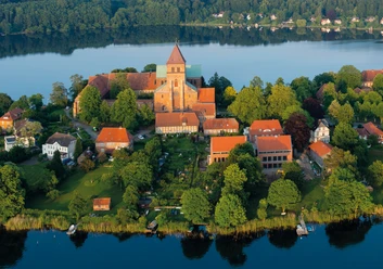 Ratzeburg2024_004_Oliver_Essing_Ausschnitt.jpg Luftaufnahme des Ratzeburger Doms von oben mit Dach und umliegender Umgebung