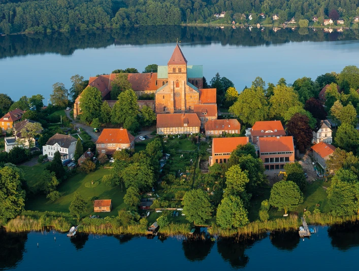 Ratzeburg2024_004_Oliver_Essing_Ausschnitt.jpg Luftaufnahme des Ratzeburger Doms von oben mit Dach und umliegender Umgebung