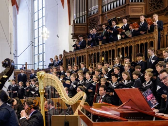 BF 24_Thomaskirche_Eröffnung2_Jens Schlüter.jpg Ein Chor von Jungen und Männern singt in einer Kirche, begleitet von Musikern.A choir of boys and men sings in a church, accompanied by musicians.Chlapecký a mužský sbor zpívá v kostele za doprovodu hudebníků.Chór chłopców i mężczyzn śpiewa w kościele przy akompaniamencie muzyków.Een koor van jongens en mannen zingt in een kerk, begeleid door muzikanten.Un coro di ragazzi e uomini canta in una chiesa, accompagnato da musicisti.