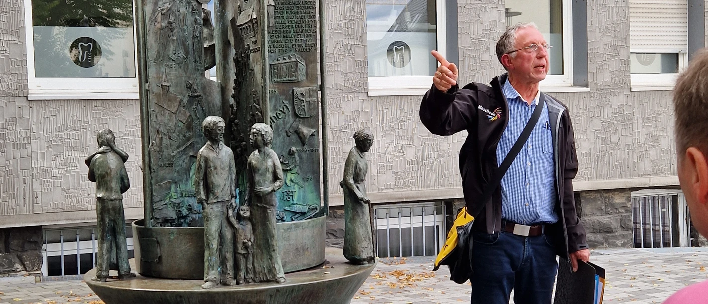 Geschichtsbrunnen "Kleines Welttheater" Stiftsplatz Meschede Geschichtsbrunnen "Kleines Welttheater" Stiftsplatz Meschede