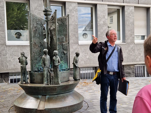Geschichtsbrunnen "Kleines Welttheater" Stiftsplatz Meschede