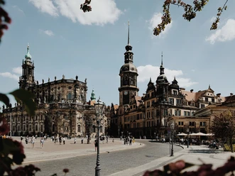 Residenzschloss und Hofkirche vom Theaterplatz.jpg