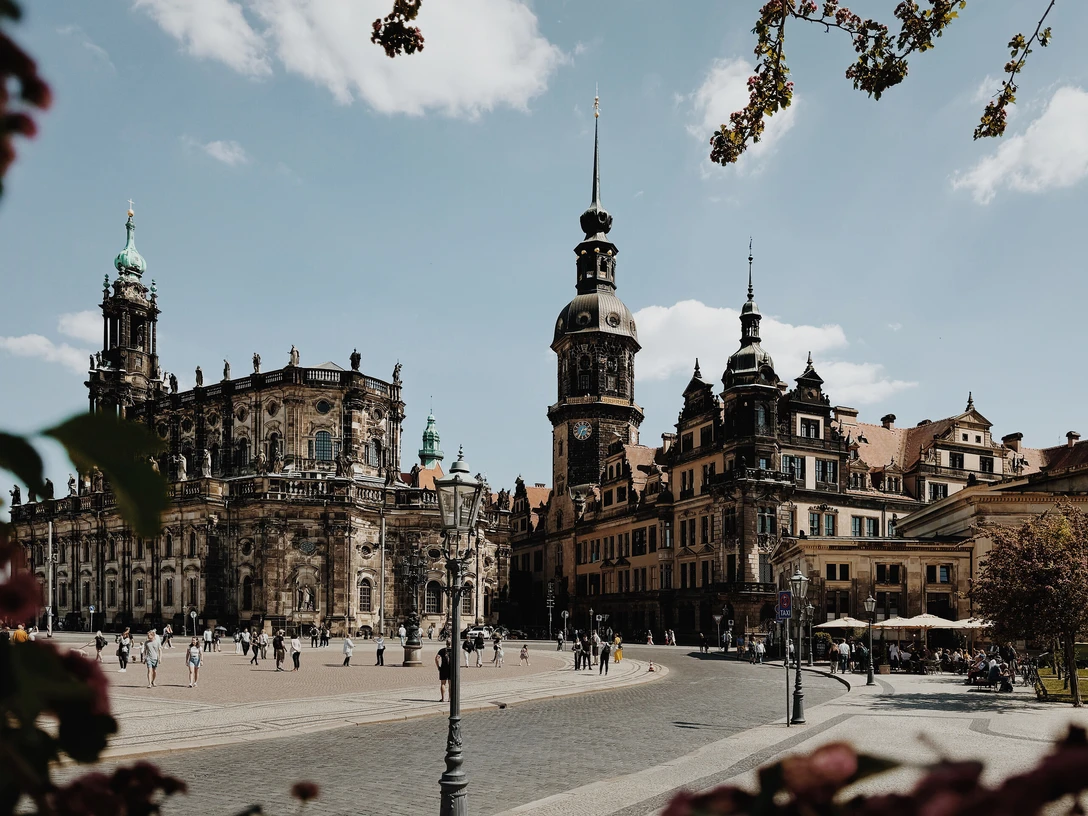 Residenzschloss und Hofkirche vom Theaterplatz.jpg