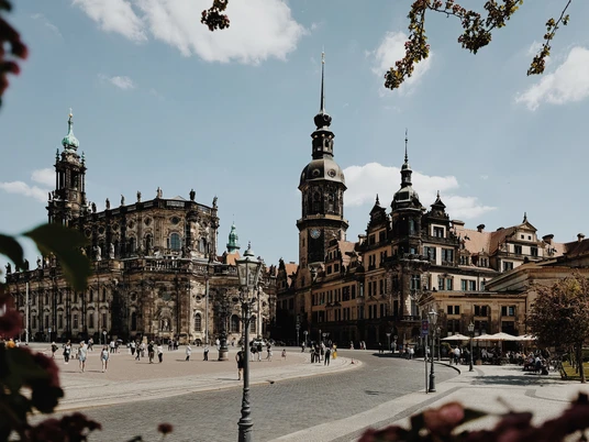Residenzschloss und Hofkirche vom Theaterplatz.jpg