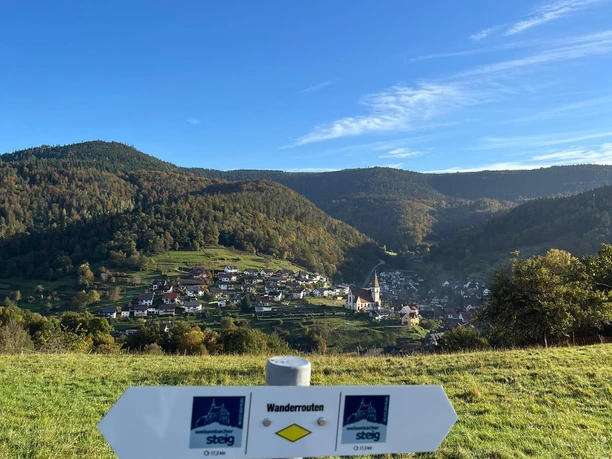 Im Hintergrund das Idyllische Örtchen Reichental
