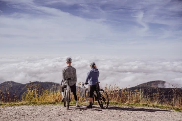 Gravelbiker über dem Nebelmeer