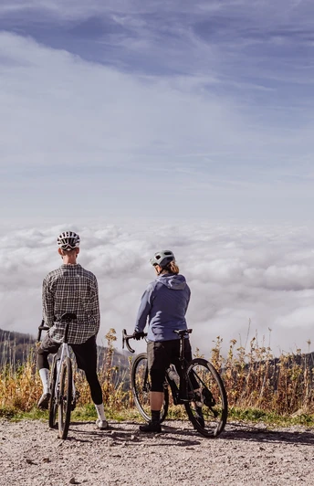 Gravelbiker über dem Nebelmeer