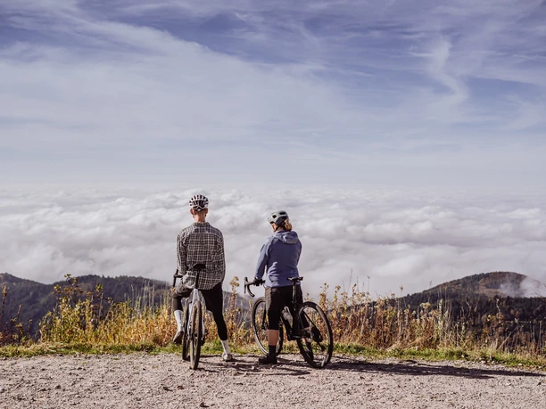 Gravelbiker über dem Nebelmeer