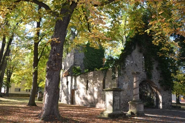 Vöppstedter Ruine mit Friedhof und Park in Salzgitter-Bad