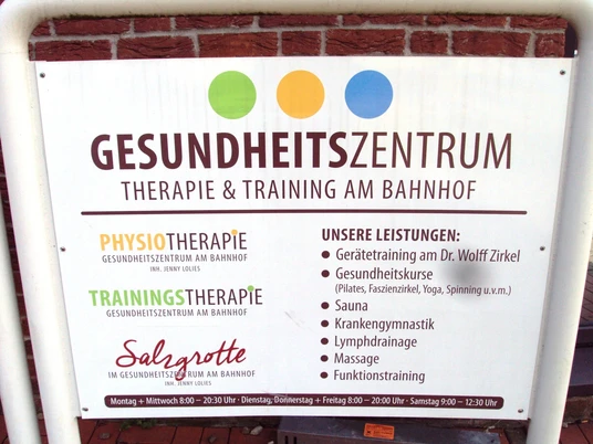 Eingangsschild Gesundheitszentrum am Bahnhof Lebenstedt mit Salzgrotte