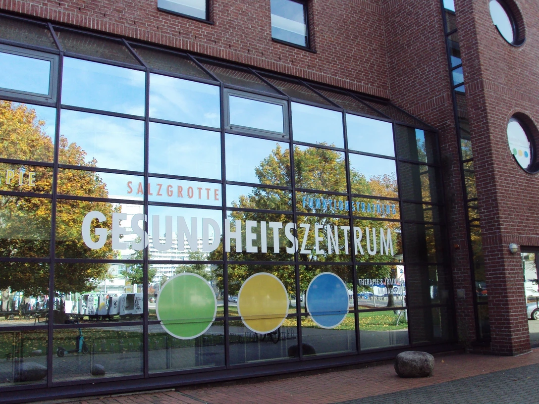 Hausansicht Gesundheitszentrum am Bahnhof Lebenstedt mit Salzgrotte