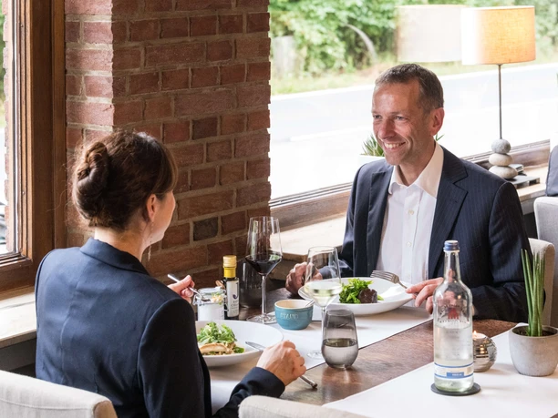 Gehobenes Essen im Haus Stemberg Ein elegantes Restaurant mit zwei Personen, die ein gehobenes Dinner in einem stilvollen Ambiente genießen.