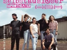 Eine Gruppe von sechs Personen in lässiger Kleidung steht lächelnd nebeneinander auf einem Betriebsgelände.