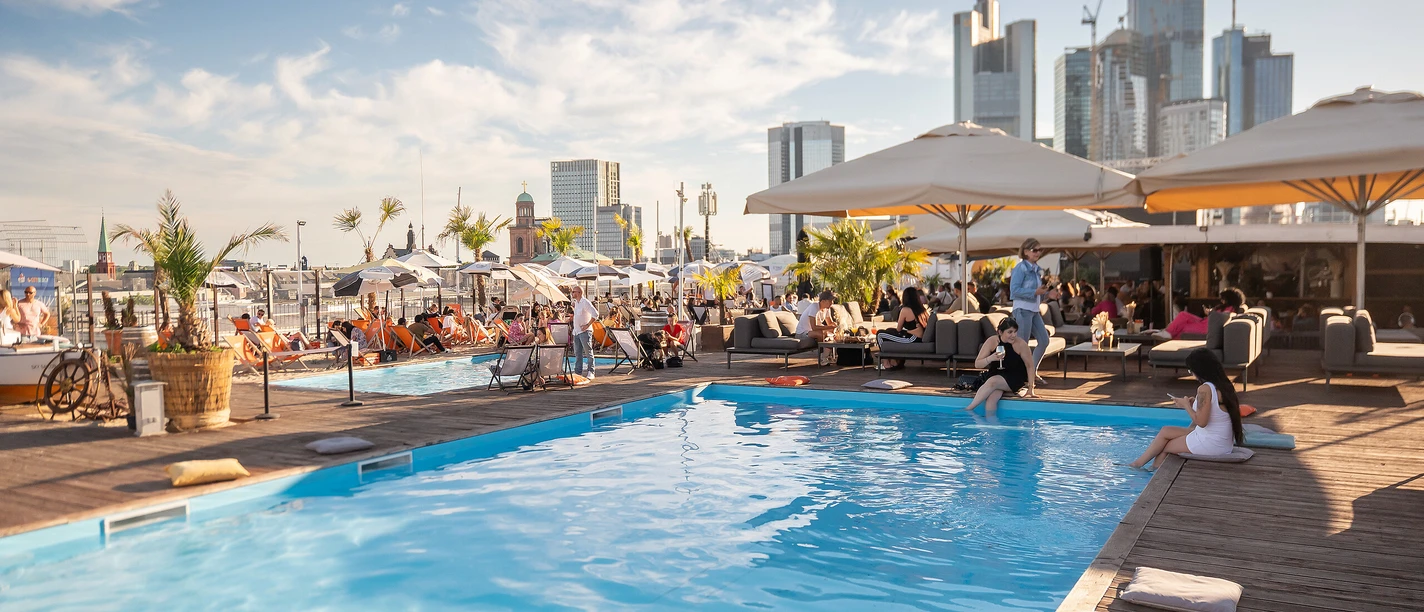 Citybeach - Dachterrasse Dachterrasse mit Pool und Blick auf Frankfurter Skyline
