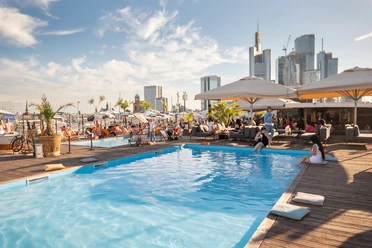 Citybeach - Roof terrace Rooftop terrace with pool overlooking Frankfurt skyline