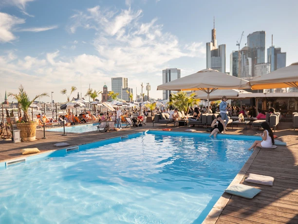 Citybeach - Roof terrace Rooftop terrace with pool overlooking Frankfurt skyline