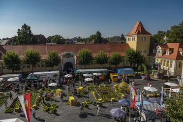 Markthalle_Herford_Pro Herford GmbH.jpg Luftaufnahme der Markthalle Herford mit bunten Ständen, geschäftigem Treiben und historischen Gebäuden.