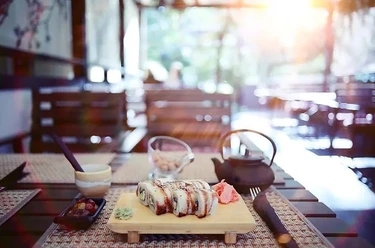 Minden UM Asia Obermarkt.JPG Das Bild zeigt einen gedeckten Tisch mit einem Teller Sushi