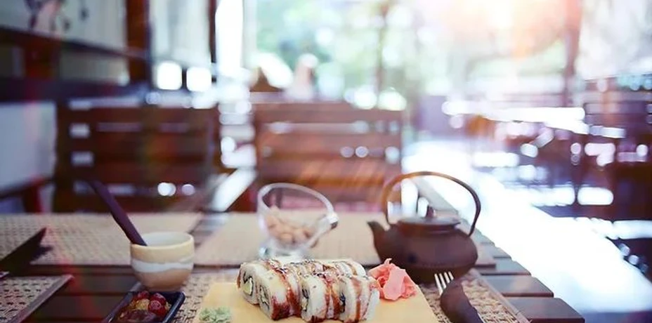 Minden UM Asia Obermarkt.JPG Das Bild zeigt einen gedeckten Tisch mit einem Teller Sushi