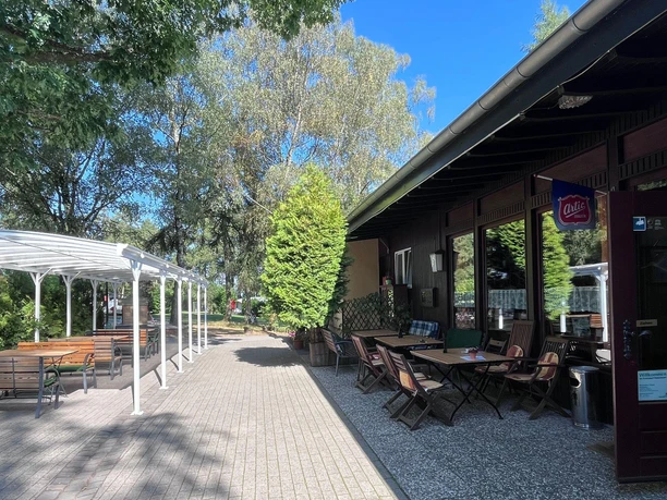 Außenterrasse am Gästehaus Feriendorf Pulvermaar