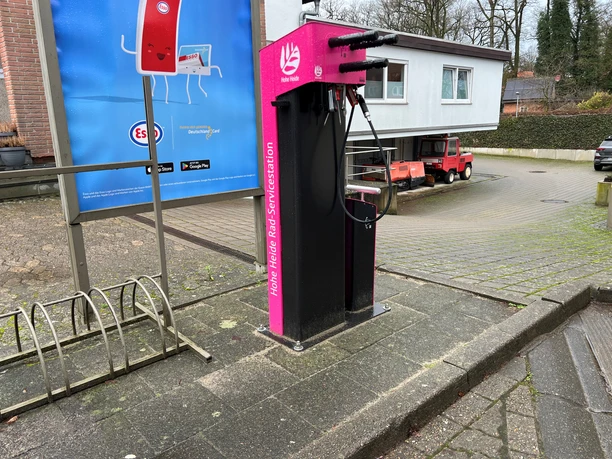 Rad-Servicestation Kirchlinteln Kompakte Rad-Servicestation in Kirchlinteln mit Aufpump-Möglichkeit und Werkzeugen für Reparaturen.