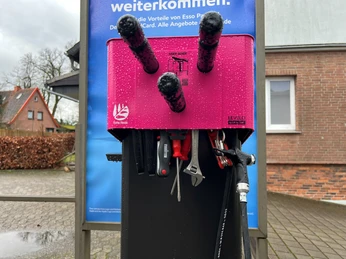 Rad-Servicestation Kirchlinteln Rad-Servicestation mit Werkzeugen und Luftpumpe in Kirchlinteln vor Backsteingebäude.