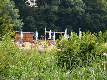 Aussicht auf die Beachbar vom Inselrundgang im Salzgittersee aus