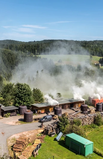 traditionelle Holzkohleherstellung in der Köhlerei Gläser / Sosa