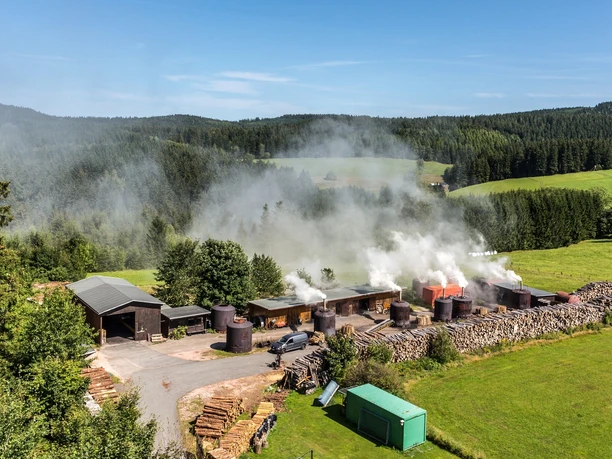 traditionelle Holzkohleherstellung in der Köhlerei Gläser / Sosa