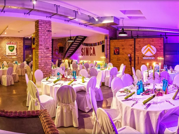 Halle in der GARAGE du PONT Halle mit Banketttischen in der GARAGE du PONT