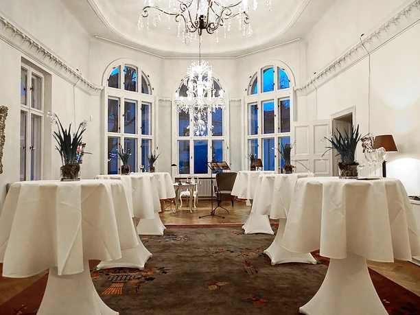 Palais am Stadthaus Innenbereich mit Stehtischen im Palais am Stadthaus