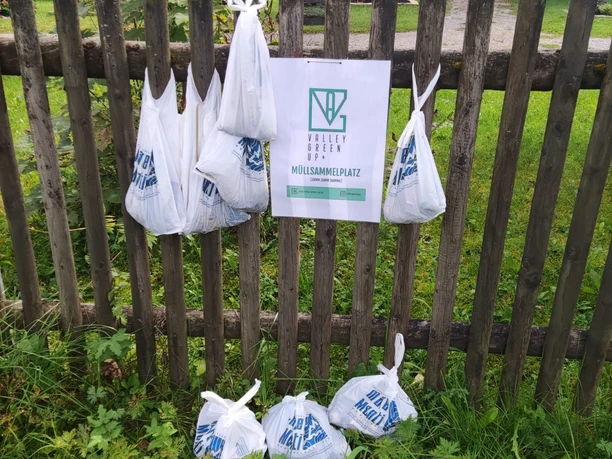 Tagesausbeute am Müllsammelplatz Wanderung Kofel (c)Ammergauer Alpen GmbH.JPG